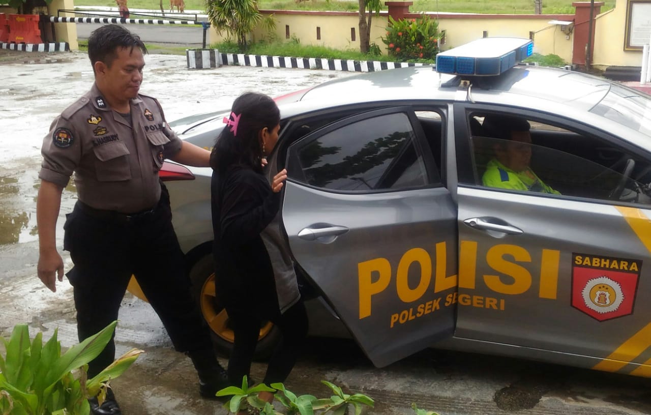 Warga Mandar Kesasar di Segeri, Personel Polsek Segeri Fasilitasi Kembali ke Kampung Halamannya