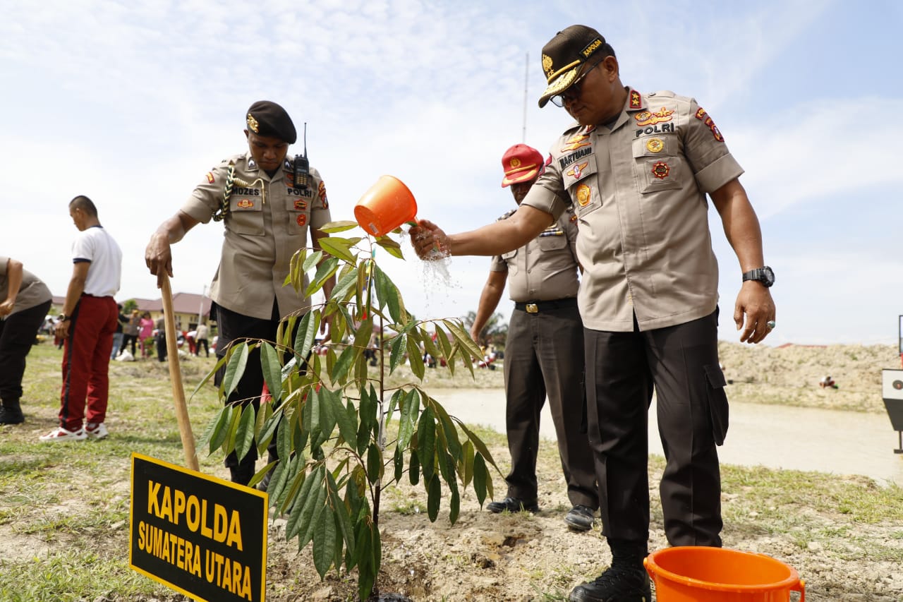 Didampingi Ketua Bhayangkari Daerah Sumut, Kapolda Tanam Pohon Di SPN Hinai Polda Sumut