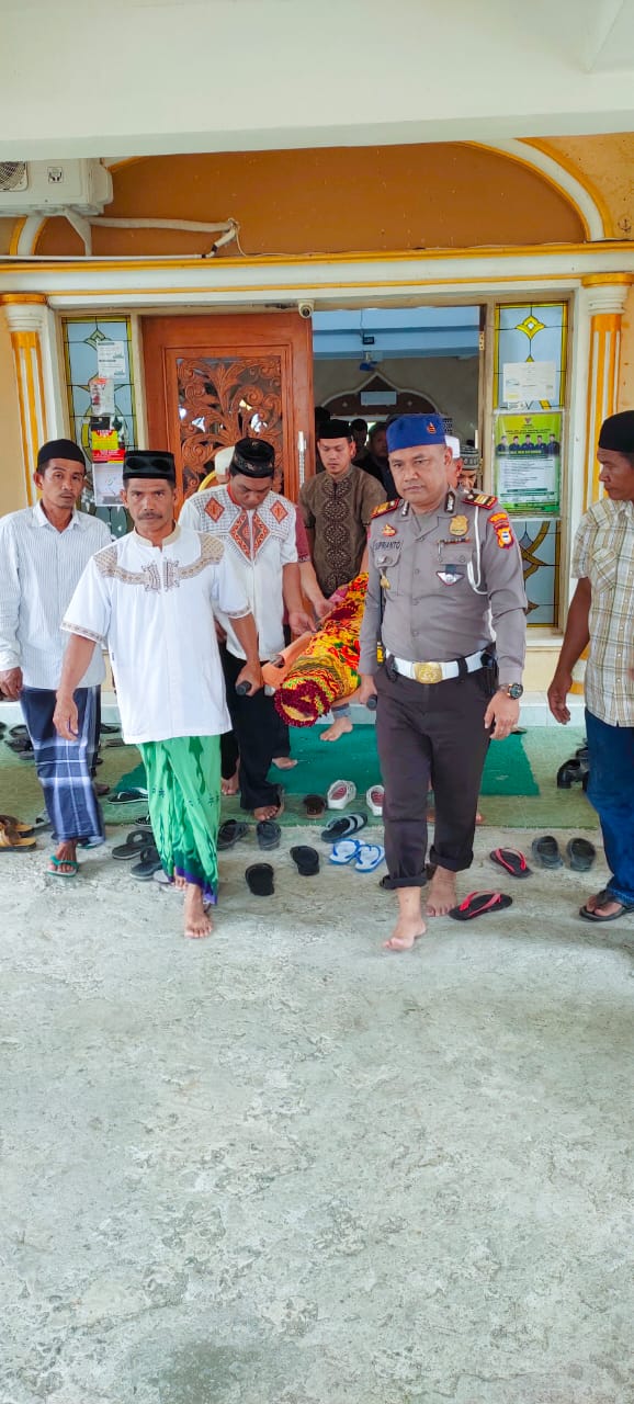 Peduli, Kasat Lantas Polres Sidrap Turut Angkat Jenazah Warga