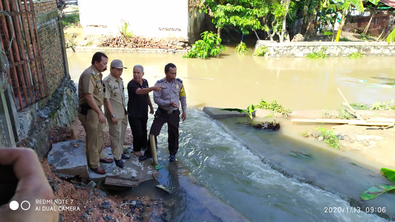 Bhabinkamtibmas Polres Sidrap Kontrol Debit Air Sungai Demi Waspadai Banjir