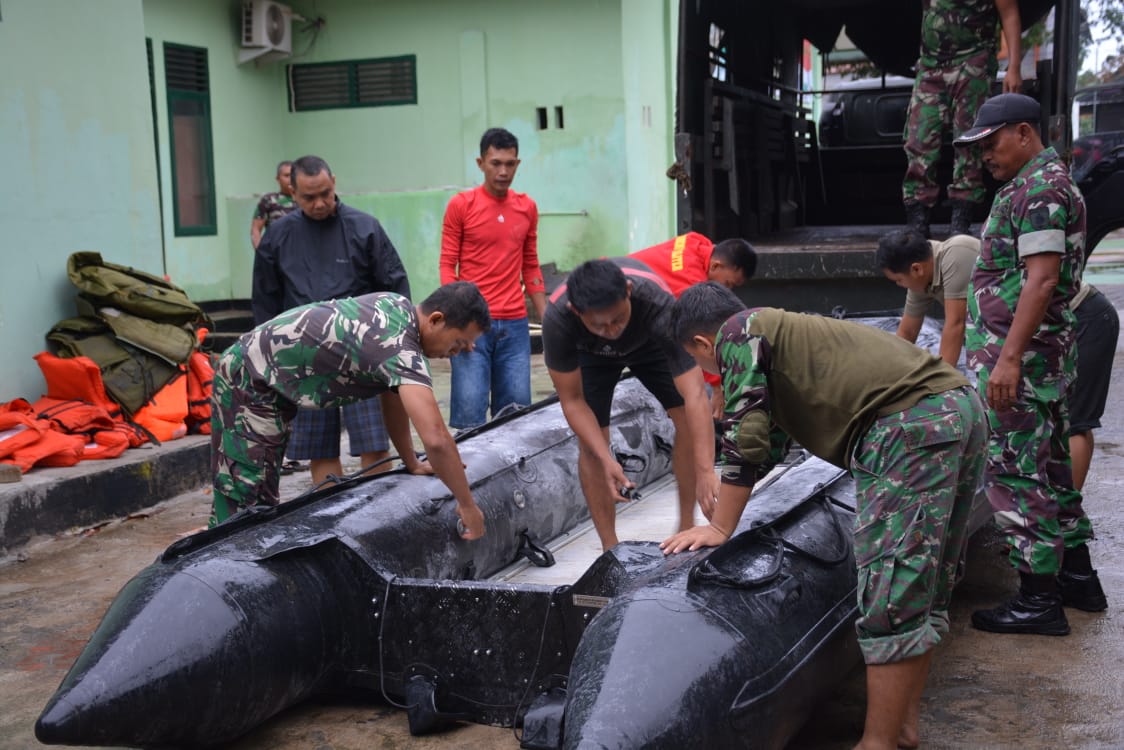 Makorem 141 Backup Bencana Banjir Soppeng 1 Unit Truk NFS Denbekang