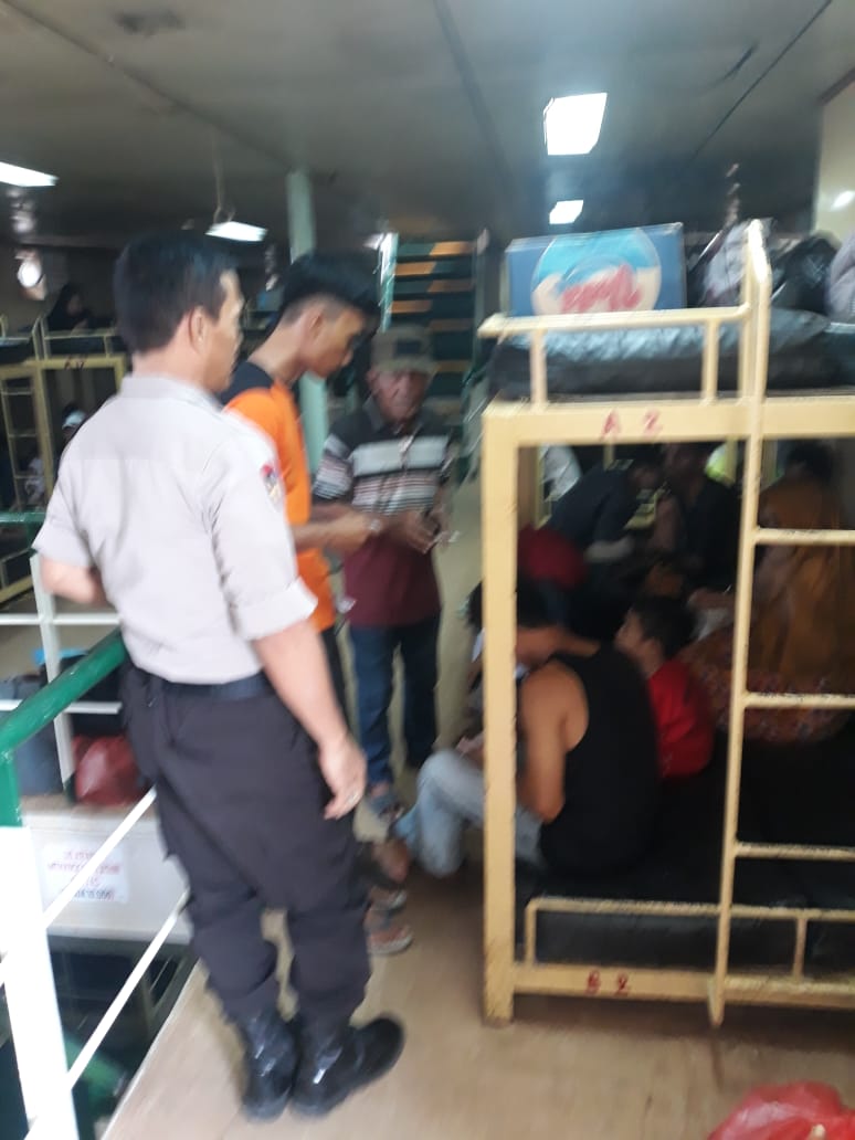 Kapolsek Turun Langsung Mengecek Barang Penumpang Kapal Amukti Palapa