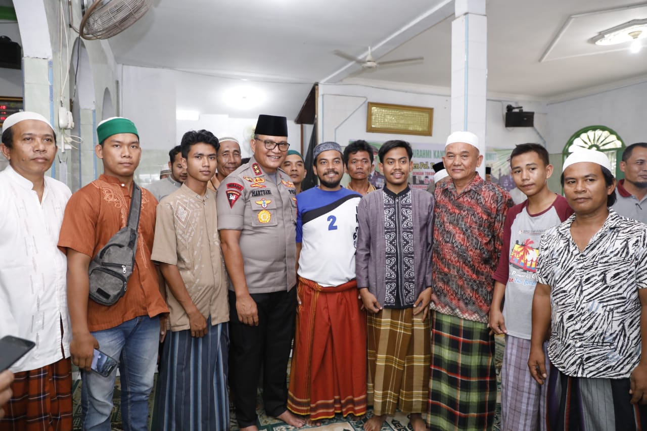 Kegiatan Rutin Safari Jumat , Kapolda Kunjungi Masjid Asy Syafi’ah dan Menyapa Masyarakat