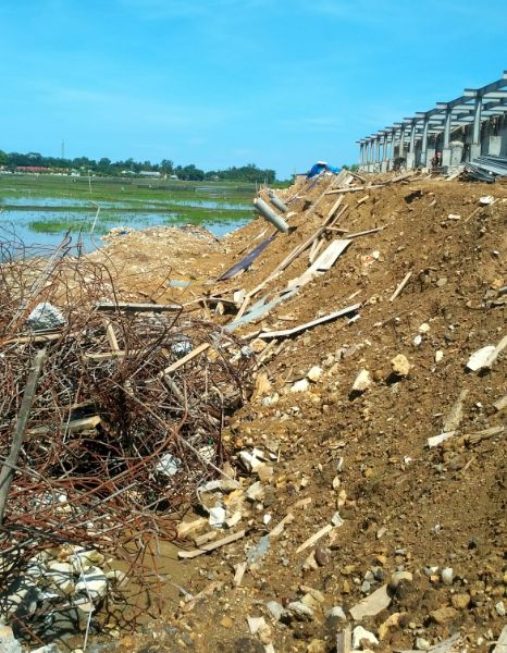 Diduga Tidak Sesuai Bestek, Talud Stasiun Kereta Api Soppeng Riaja Runtuh