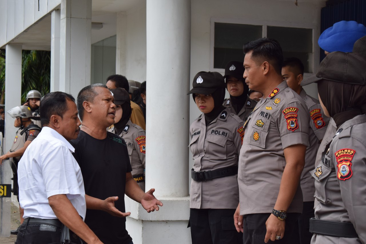 Kapolres Sidrap Pimpin Langsung Pengamanan Unras di Bank Mandiri