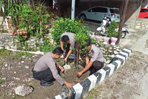 Peduli Lingkungan, Kapolsek Anggeraja Ajak Personilnya Tanam Pohon 