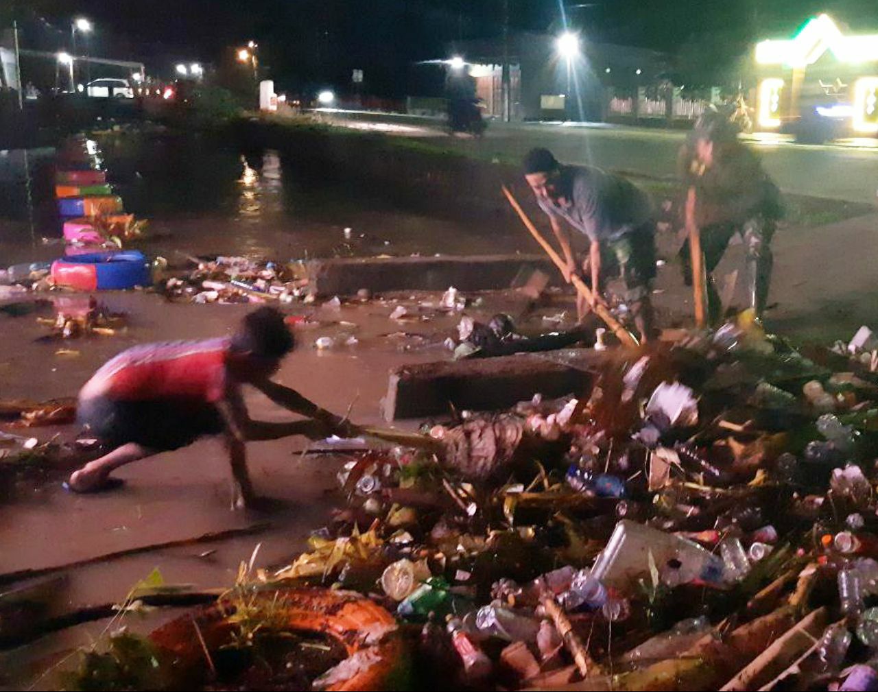 Atasi Banjir, Kodim 1420 Sidrap Bersama Warga Bersihkan Saluran Tersumbat Sampah