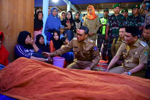 Nurdin Abdullah Melayat ke Rumah Duka Korban Banjir di Takkalasi