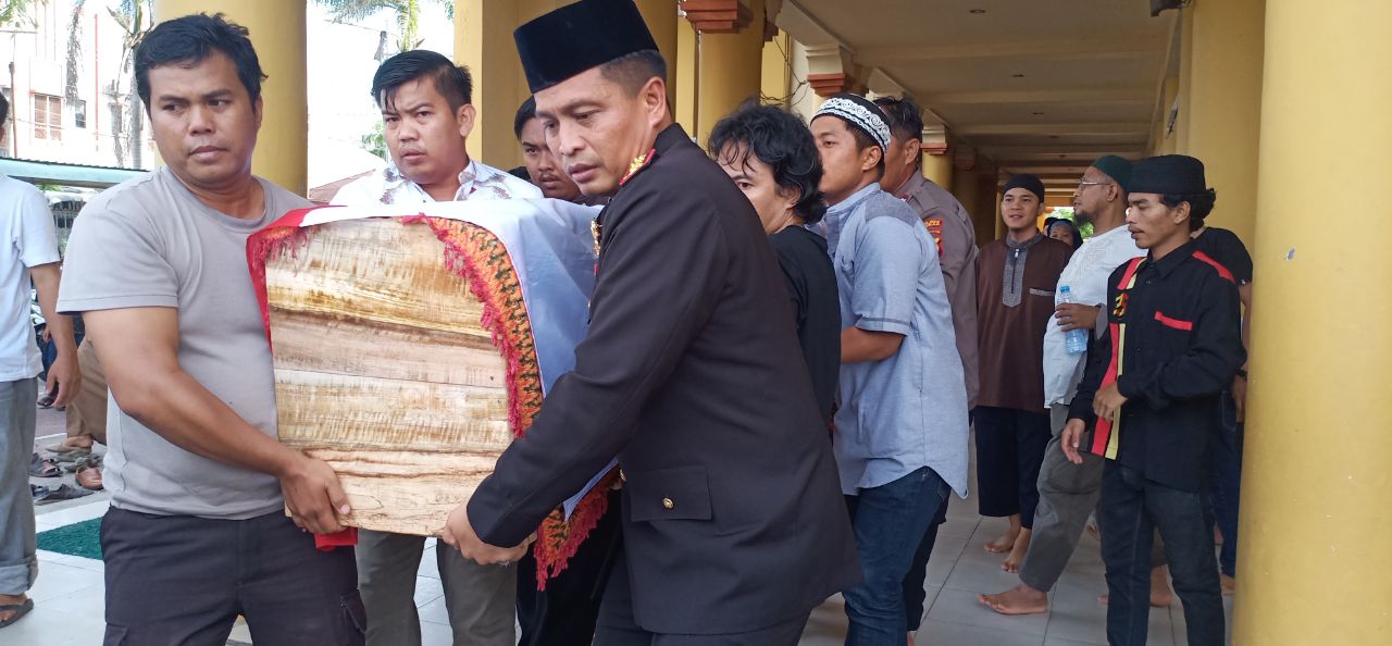 Beri Penghormatan Terakhir, Kapolres Sidrap Ikut Usung Jenazah Anggotanya