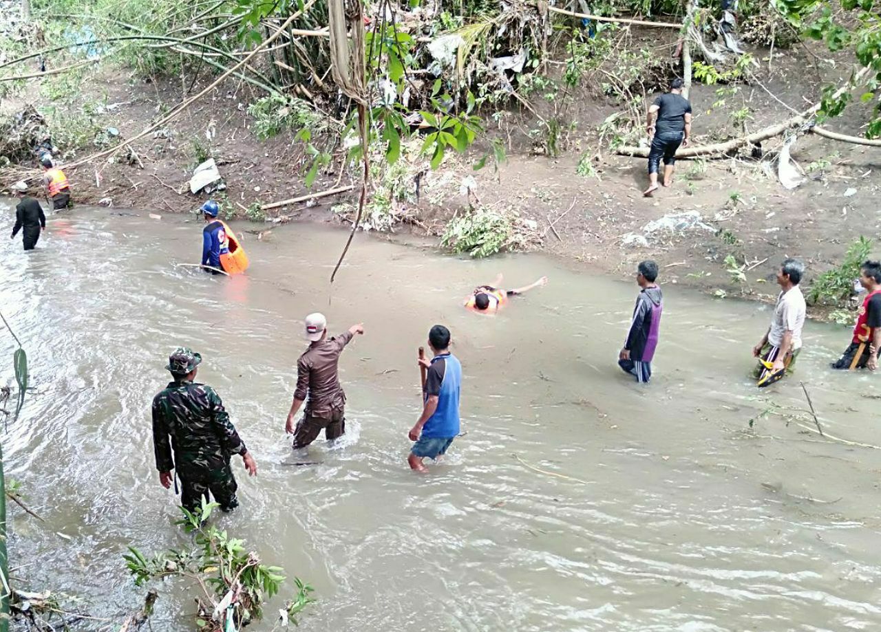 Personel Kodim 1420, BPBD dan Warga Diterjunkan Mencari Korban Hanyut di Sidrap