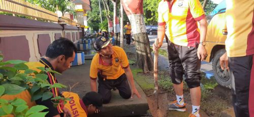 Pasca Banjir, Kapolres Pangkep Pimpin Personilnya Lakukan Pembersihan Mako dan Aspol