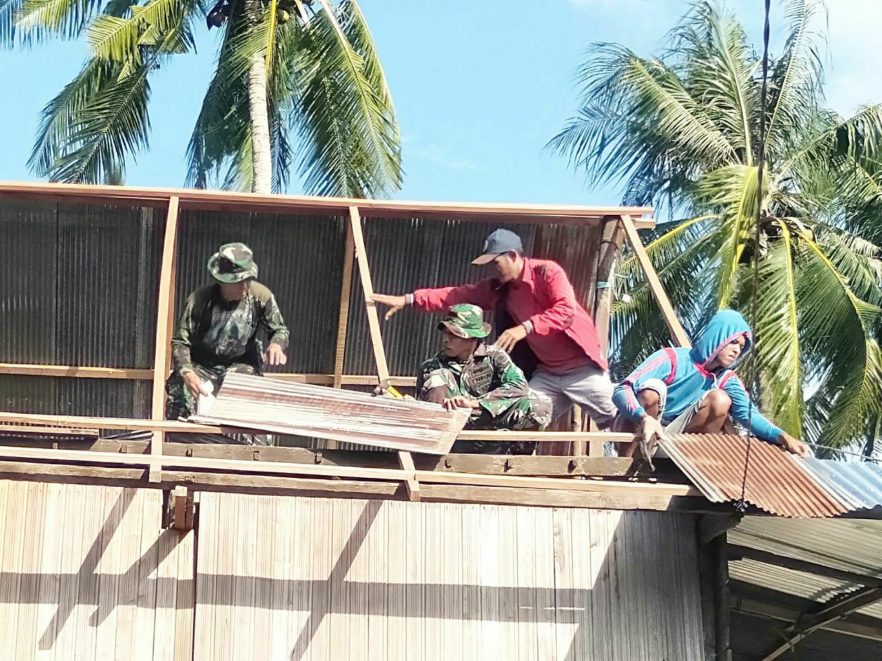 Personel Kodim 1420 Sidrap Gotong Royong Benahi Rumah Warga Pasca Bencana