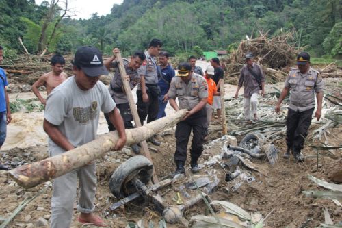 Respon Cepat, Polres Tapanuli Tengah Cepat dan Tanggap Berikan Bantuan Terhadap Korban Banjir