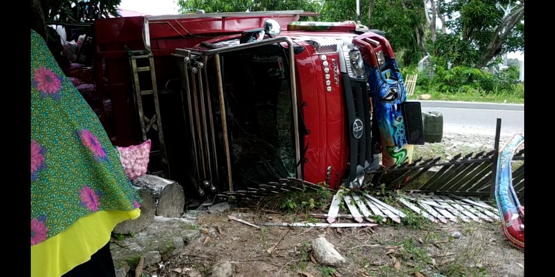 Gegara Ini, Truk Dyna Terguling Usai Tabrak Pagar Rumah Warga