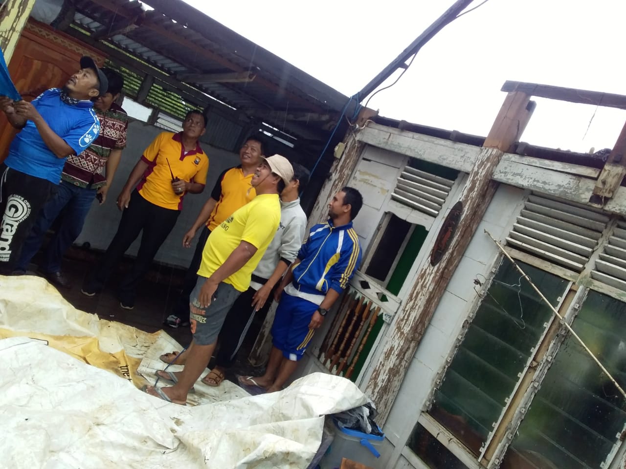 Belasan Rumah Rusak Akibat Diterjang Angin, Kapolsek Terjun Bantu Evakuasi