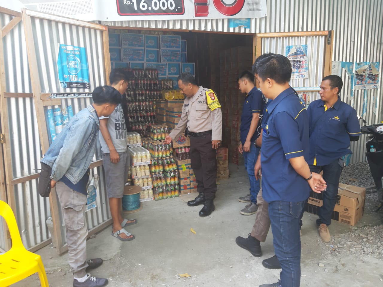 Bhabinkamtibmas Polres Sidrap Sambangi Gudang Penyimpanan Barang, Cek Makanan dan Minuman Kadaluwarsa