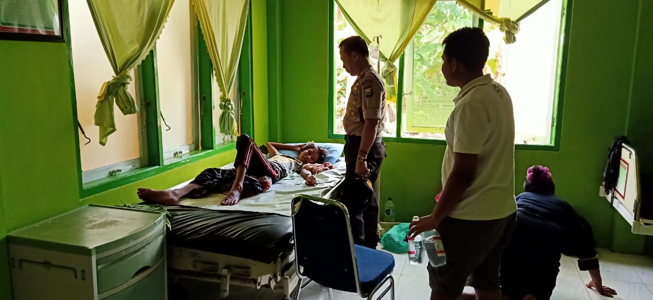 Wujud Kepedulian, Kapolsek Liukang Tangaya Jenguk Warganya yang Sakit