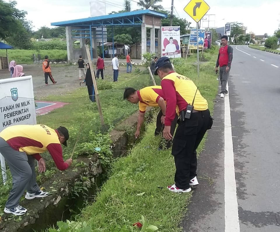 Sinerjitas Jumat Bersih Polsek Segeri Bersama Camat Segeri Lakukan Hal Ini