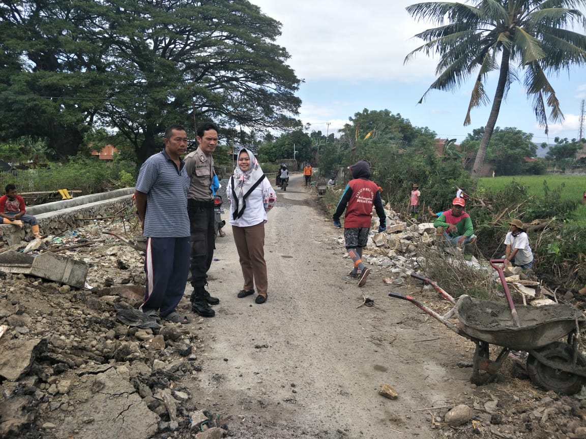 Kawal Dana Desa, Bhabinkamtibmas Polres Sidrap Tinjau Proyek Pembangunan Drainase