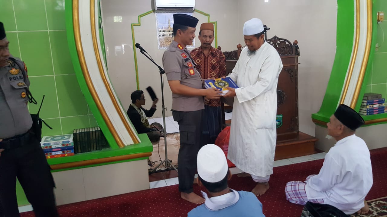 Subhanallah, Kapolres Pangkep Sumbang Al- Qur’an di Masjid Nurul Huda Tumampua