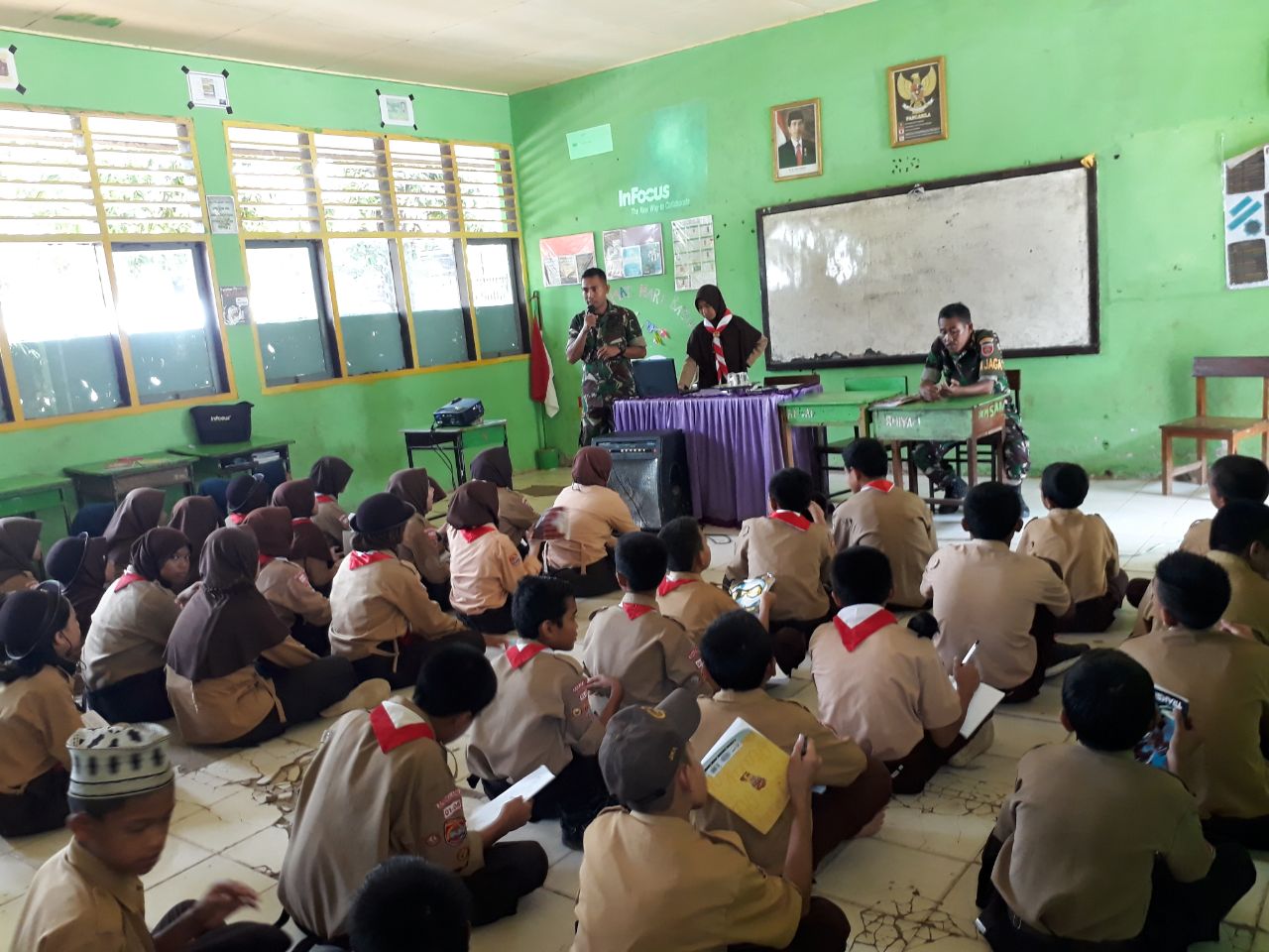 Babinsa Beri Materi Wasbang pada Peserta Pramuka SMP Negeri 2 Enrekang