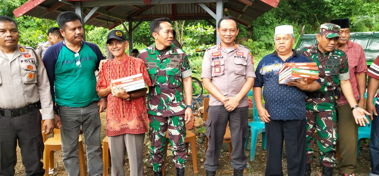 Disela Patroli, Kapolres Pangkep Bersama Dandim Bagikan Alquran untuk Jamaah Masjid