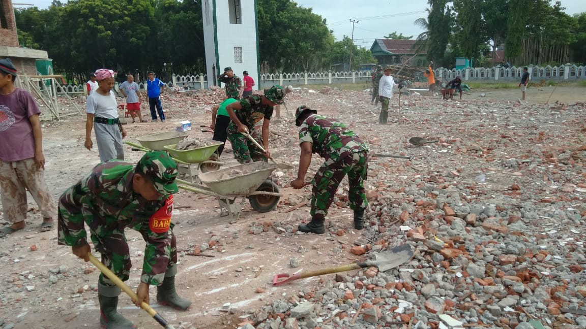 TNI & Masyarakat Berbaur Gelar Kerja Bakti