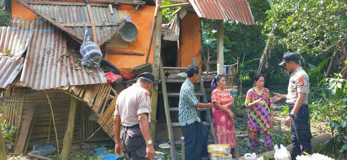 Melalui Tali Asih, Kapolsek Ma’rang Berbagi Kebahagian Pada Warga Terdampak Musibah