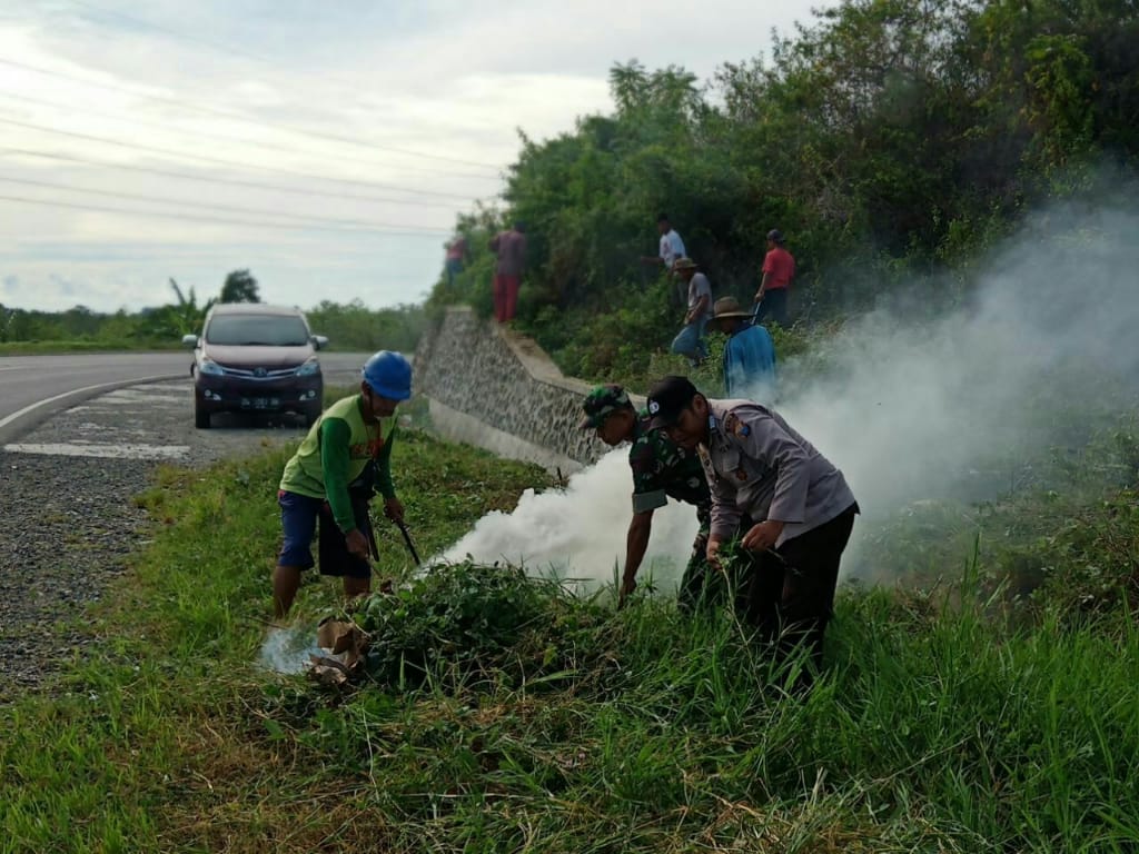 Bau Tidak Sedap, TNI & Warga Gotong Royong Bersihkan Sampah