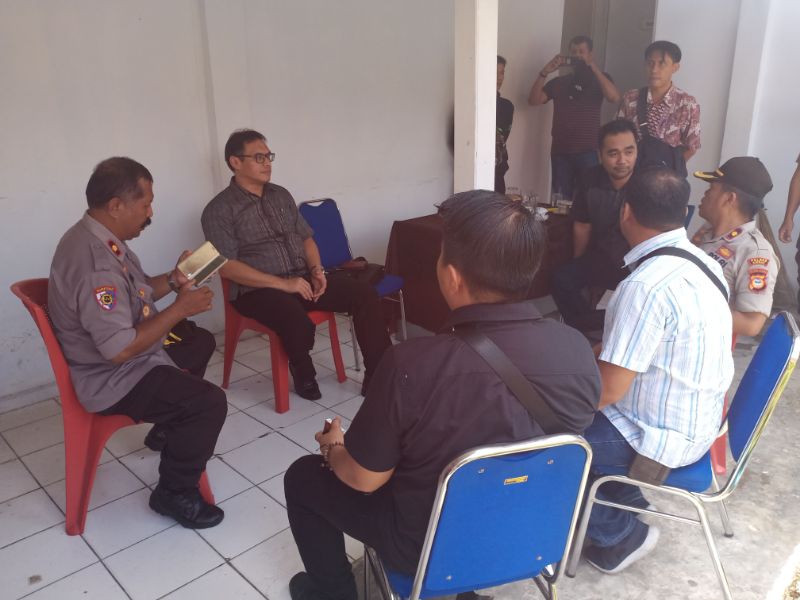 Puluhan Aparat TNI-Polri Masih Di Siagakan. Pelayanan Kantor Bank Mandiri Sidrap Tutup