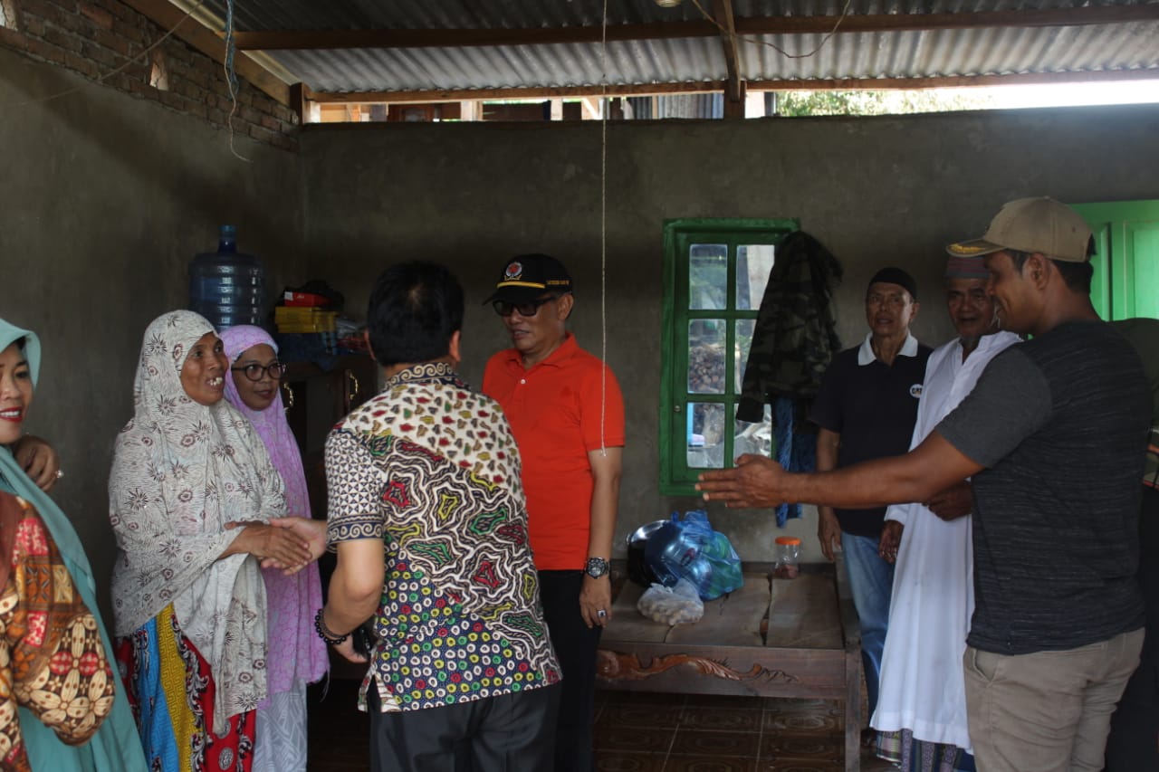 Kesbangpol Enrekang Bantu Korban Kebakaran di Desa Pundilemo