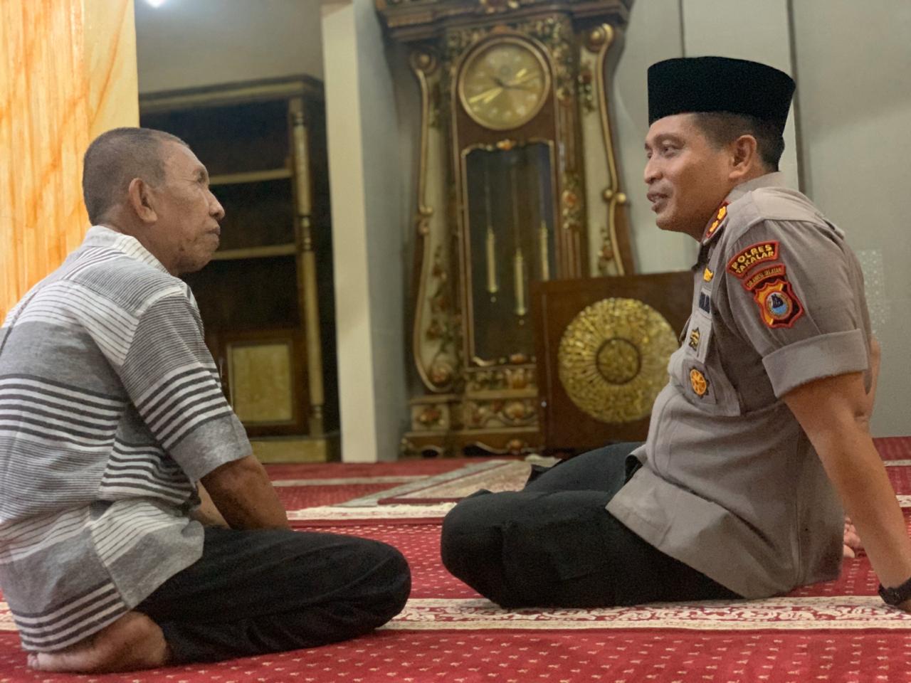 Sama yang Dilakukan di Sidrap, Begini Kebiasaan Kapolres Takalar Bercengkrama Jemaah Masjid