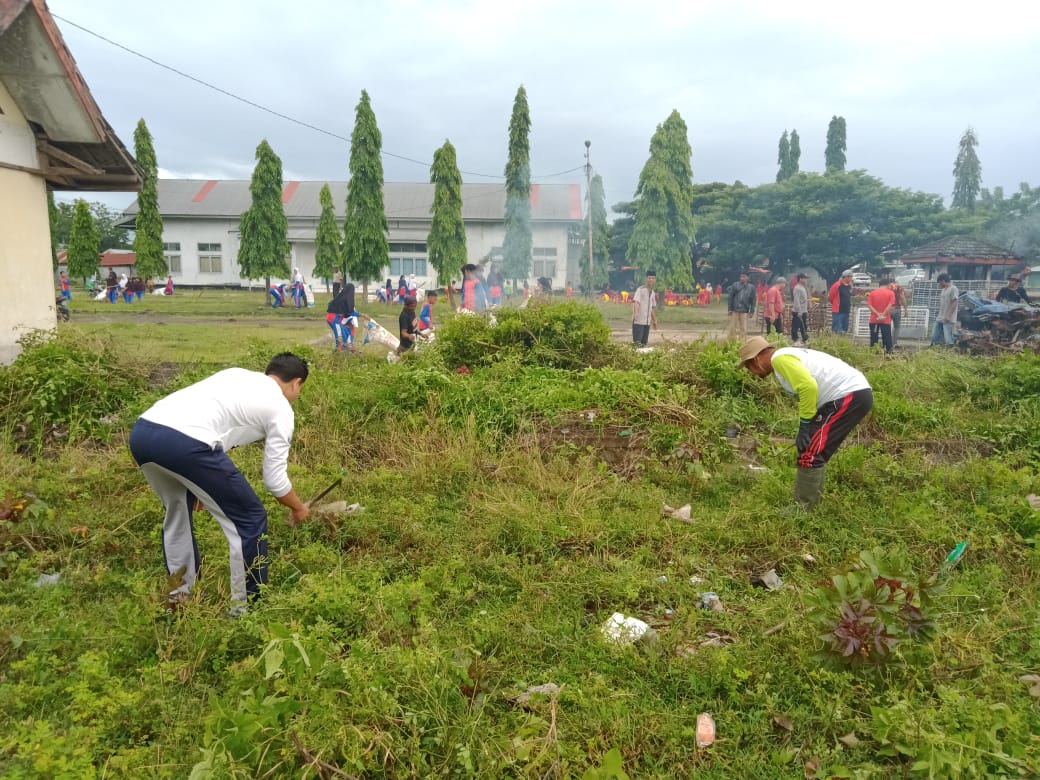 Aparat Kecamatan Bersama Masyarakat Watangpulu Kerja Bakti Bersih-Bersih Lingkungan