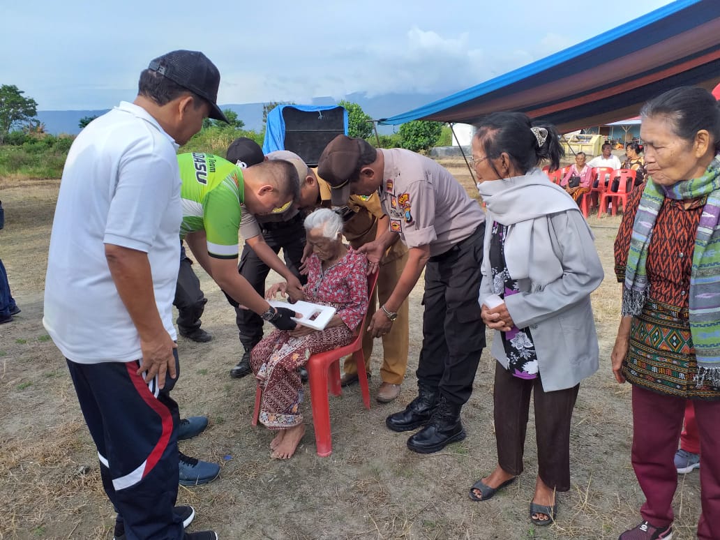 Dengan Tali Asih, Wakapolda Sumut Santuni Warga Tiga Desa di Samosir