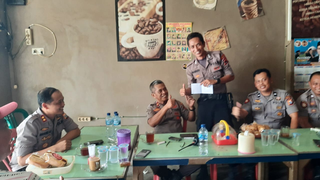 Kapolres Pangkep Beri Reward Kasi Humas Polsek Berpestasi di Pangkep