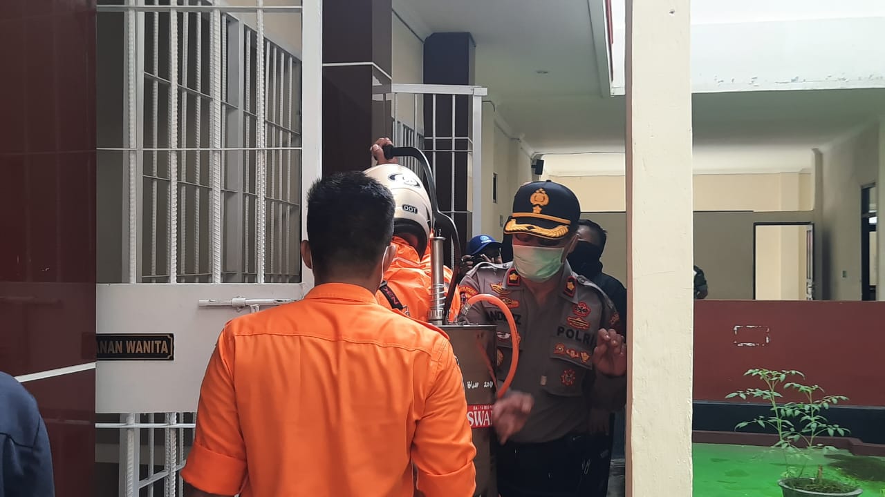 Cegah Penyebaran Virus Covid-19, Kabag Ops Polres Pangkep Pimpin Fogging Disinfektan