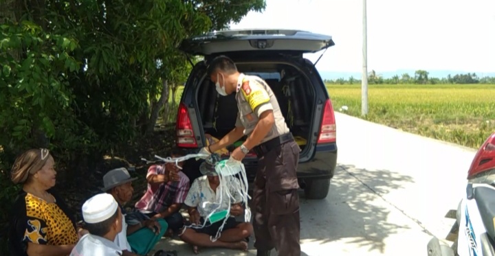 Sisihkan Penghasilannya, Polisi Sidrap ini Beli dan Bagikan Masker ke Warga