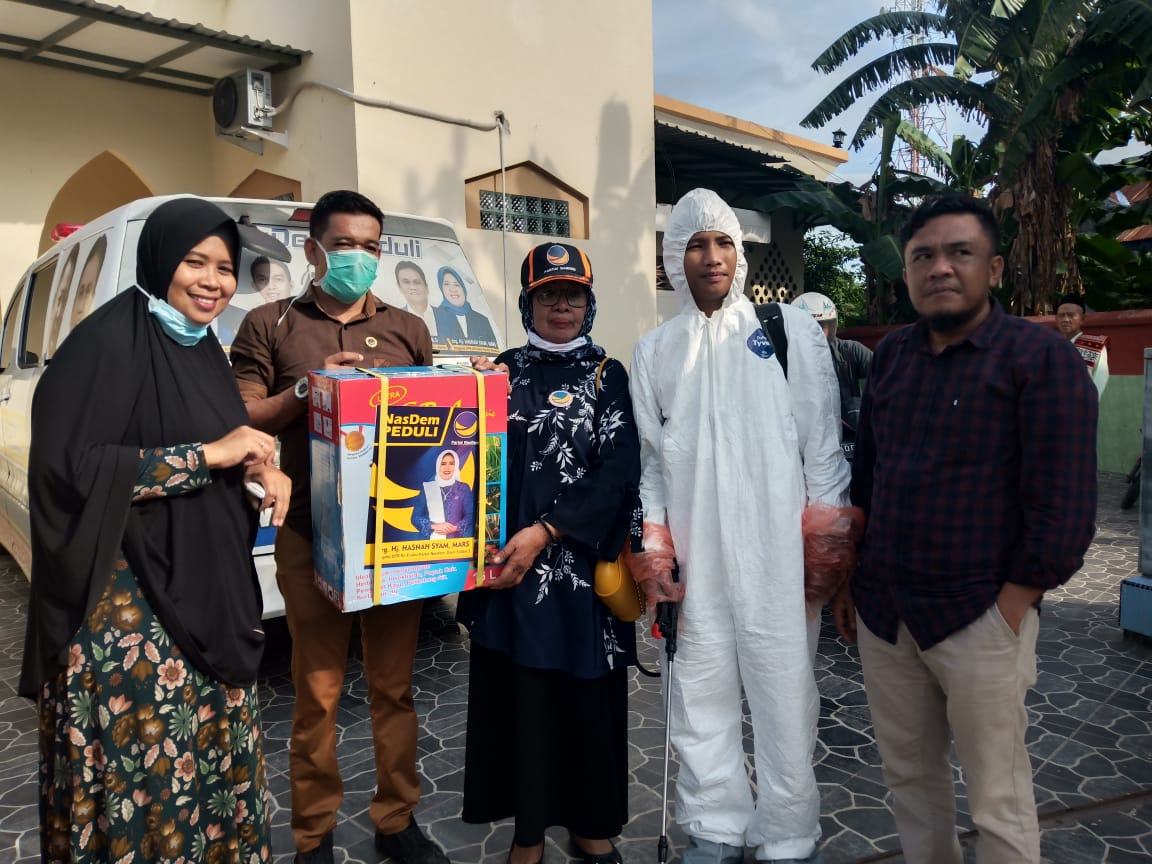 Selain Barru, Hasnah Syam Bagikan Alat Penyemprotan dan Hand Sanitizer di Lintas Daerah