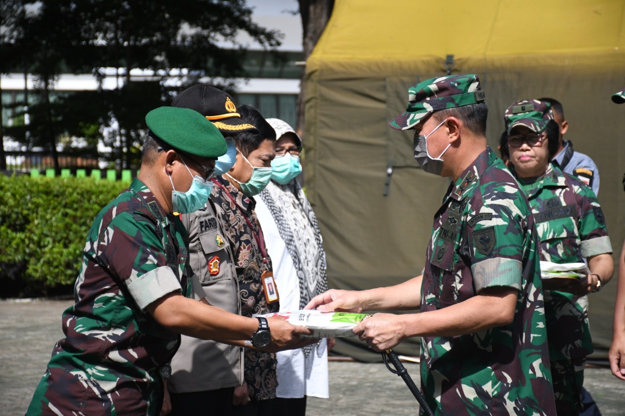 Pangdam Hasanuddin Serahkan APD Ke Rumah Sakit Rujukan Penanganan Covid-19