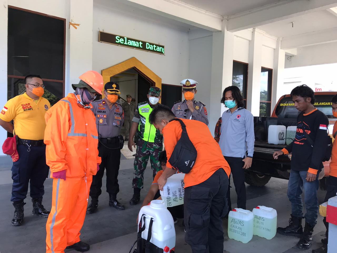 Kabag Ops Polres Pangkep Pimpin Penyemprotan Disinfektan di Kantor Pemerintah