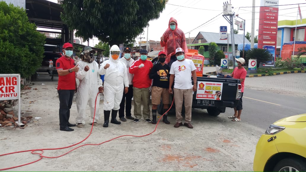 Kader Gerindra Sidrap Ikut Berperang Lawan Covid-19, Semprot Disinfektan Rumah Penduduk