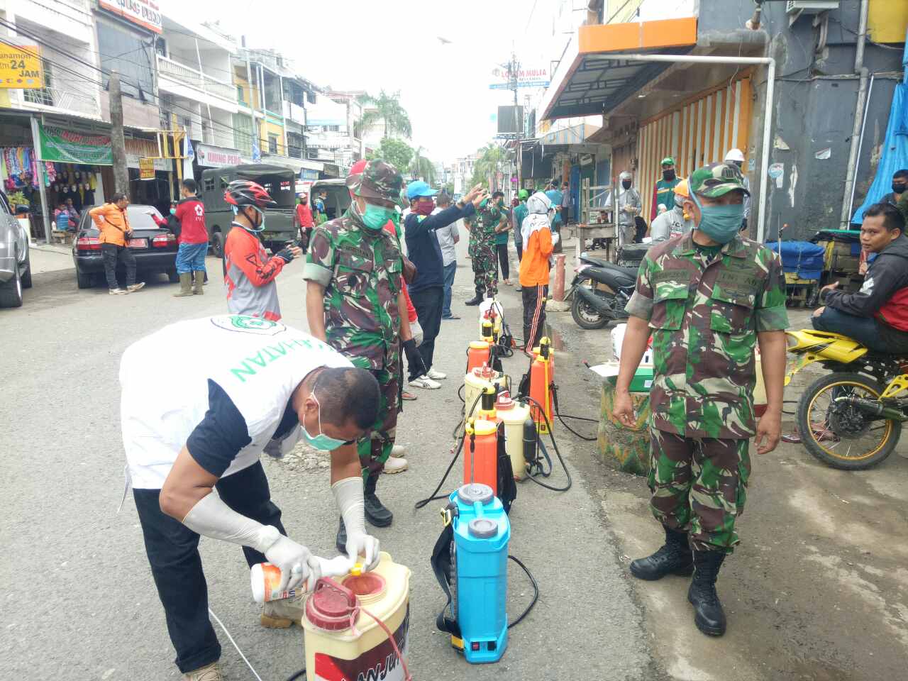 Dandim 1406 Wajo Terjun Langsung Di Lokasi Penyemprotan Disinfektan