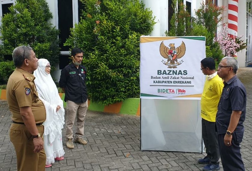 Hj. Johra MB, Terima Bantuan Bilik ‘Bideta’ Disinfektan Tangkal Corona dari Baznas Enrekang