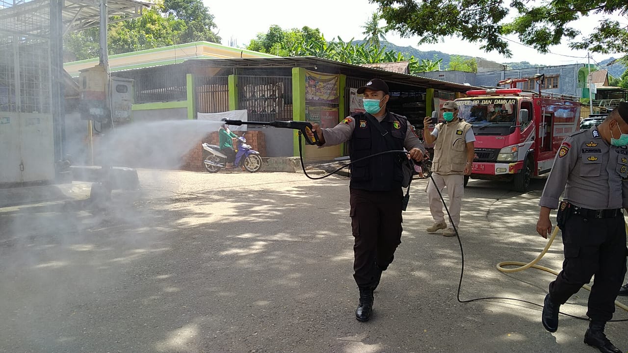 Antisipasi Penyebaran Virus-19, Polres Enrekang Gelar Penyemprotan Massal