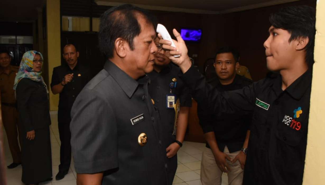 Sebelum Kerja, Pejabat Soppeng Lakukan Screening Suhu