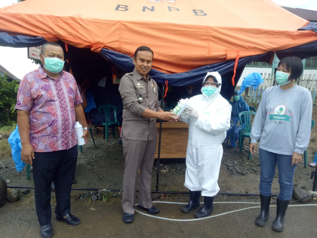 Petugas Medis Di Perbatasan Sidrap-Wajo Dapat Bantuan Masker dan Cairan Disinfektan