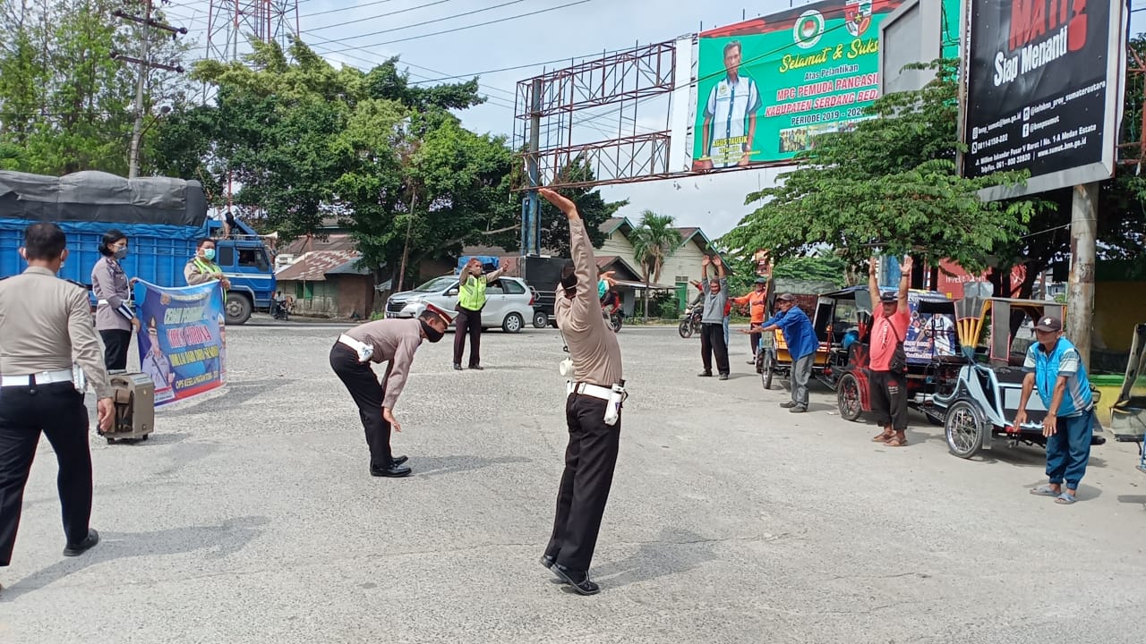 Cegah Penyebaran Covid-19, Sat Lantas Polres Sergai Ajak Parbetor Senam Sehat AWS3