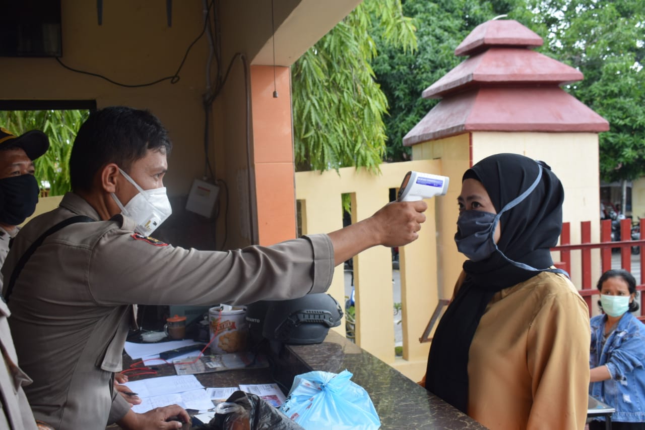 Pandemi Covid-19, Penjagaan Polres Sidrap Test Suhu Tubuh Pengunjung