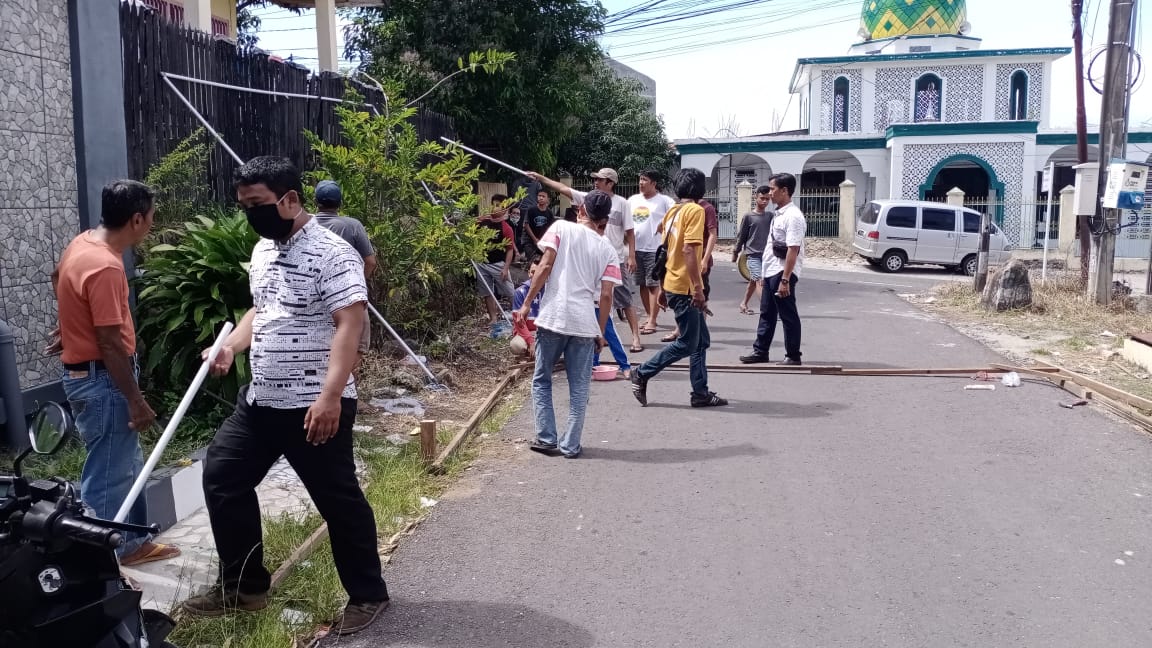 Bersih-bersih Lingkungan Cara Warga BTN Lapadde Mas Tangkal Wabah Covid-19