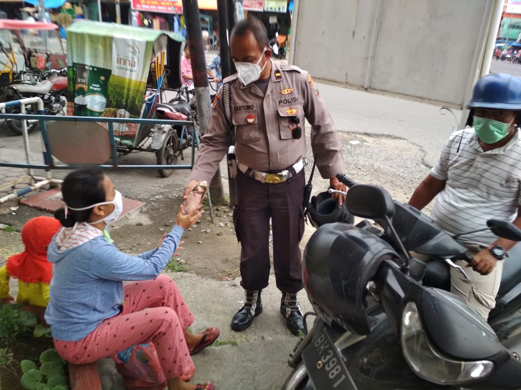 Jumat Barokah, Polsek Medan Area Bagikan Nasi Bungkus dan Sampaikan Cara Pencegahan Virus Corona